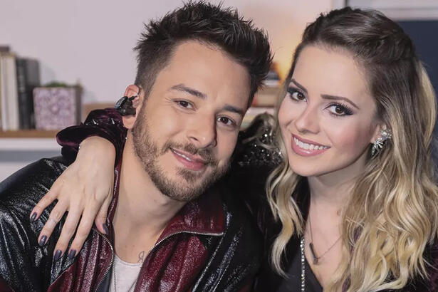 Sandy e Junior abraçados antes de ensaio fotográfico para turnê