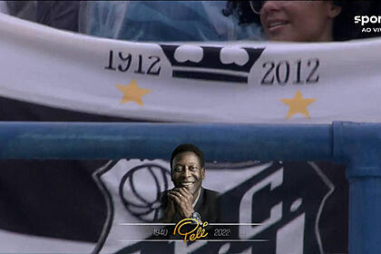 Trecho da transmissão da partida entre Santos e São Raimundo, pela Copa São Paulo de Futebol Jr. A imagem mostra uma arte em homenagem ao Pelé, com uma bandeira do Santos ao fundo