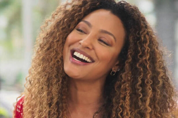 Sheron Menezzes, com Sol, em trecho da novela Vai na Fé