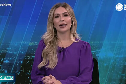 Thalita Oliveira na bancada do Jornal da Record News