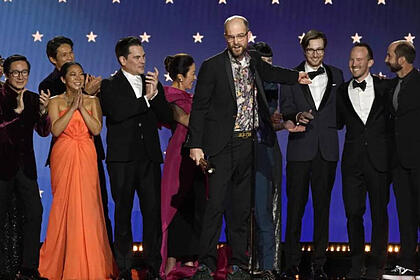 Elenco de Tudo em Todo Lugar ao Mesmo Tempo, no palco, recebendo a premiação de Critics Choice Awards 2023