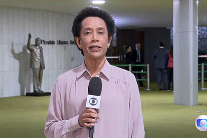 Repórter Zileide Silva, com o microfone em mãos, durante entrada ao vivo no Jornal Nacional
