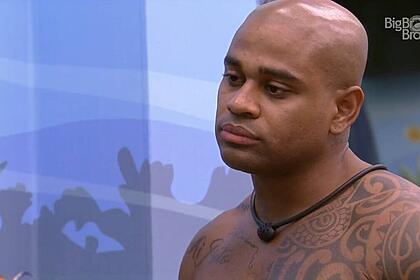 Cezar no quarto fundo do mar olhando para Domitila do BBB 23