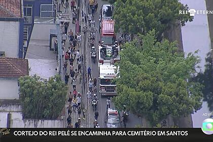 Corpo de Pelé em cima do carro do Corpo de Bombeiros