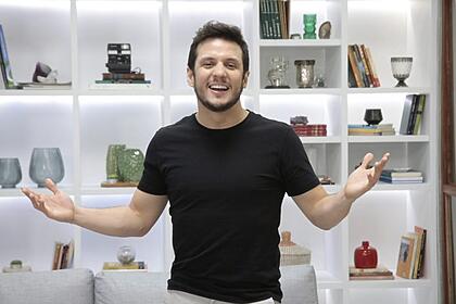 Apresentador Davi Lopes no cenário do canal Shoptime