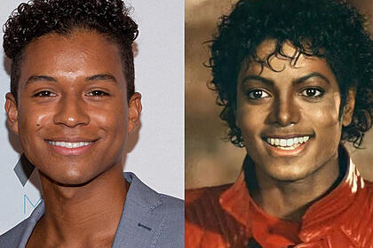Jaafar Jackson sorrindo, de blazer cinza, camisa preta, durante coletiva em evento nos EUA; Michael Jackson sorrindo, camisa vermelha durante gravação de videoclipe
