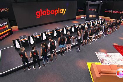 Participantes em pé no cenário da Prova de Imunidade do BBB 23, antes da disputa começar ao vivo