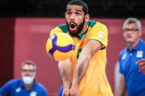Wallace com a camisa da Seleção Brasileira de Vôlei, em trecho de um jogo