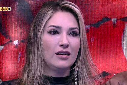 Amanda chorando durante vídeo da família no Almoço do Anjo do BBB 23.