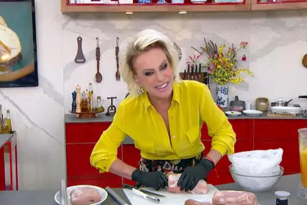 Ana Maria Braga tendo uma crise de riso durante receita no Mais Você, edição de 09/02/2023