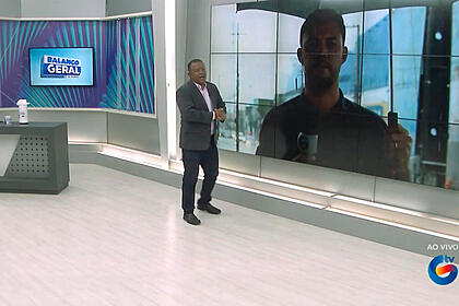Evenilson santana (mike tyson) no cenário do balanço geral manhã, chamando o repórter gedson pontes que estava em um dos pontos de alagamento do recife