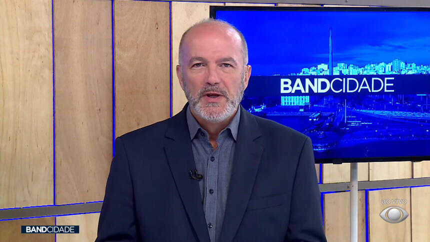 Sérgio Stock apresentando o Band Cidade, principal telejornal da Band RS,