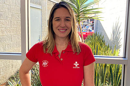 Bia Figueiredo, em foto posada, utilizando o uniforme de transmissões da Indy na TV Cultura