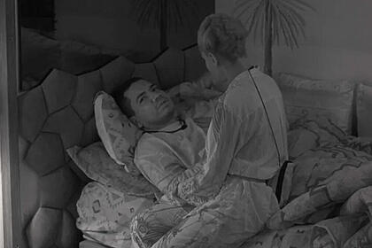 Bruno deitado na cama, chorando, sendo consolada por Aline, no quarto deserto do BBB 23