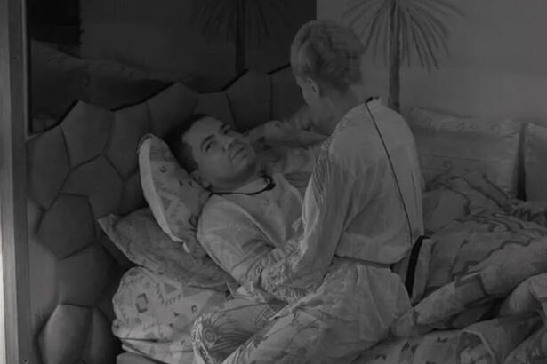 Bruno deitado na cama, chorando, sendo consolada por Aline, no quarto deserto do BBB 23