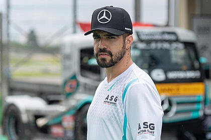 Caio Castro já posando com a camisa da ASG Motorsport, em um autódromo