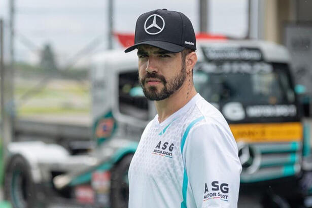Caio Castro já posando com a camisa da ASG Motorsport, em um autódromo