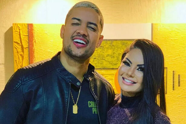 Clevinho Santana, viúvo, ao lado de Paulinha Abelha em foto posada
