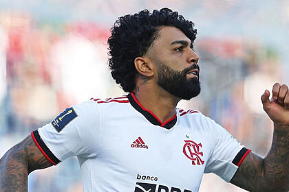 Gabigol comemorando um gol com a camisa do flamengo, em jogo do mundial de clubes