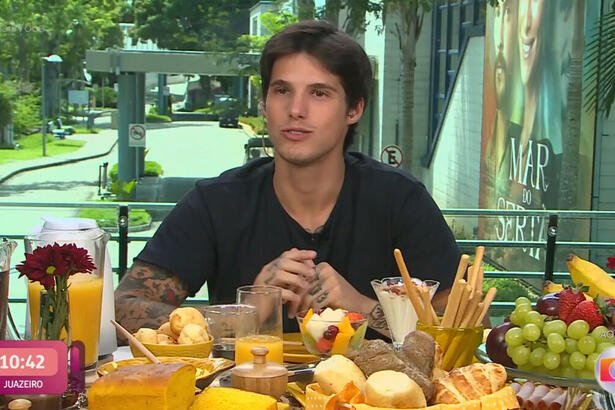 Gabriel sentado na mesa de café da manhã do Mais Você
