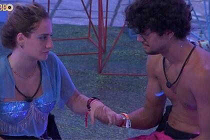 Bruna sentada de frente para Gabriel durante Festa do BBB 23