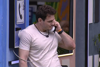 Gustavo atendendo o big fone no bbb 23