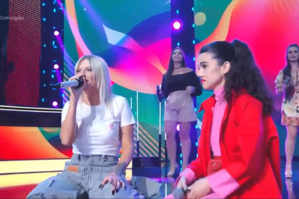 Luísa Sonza e Manu Gavassi de joelhos, cantando no palco do Domingão