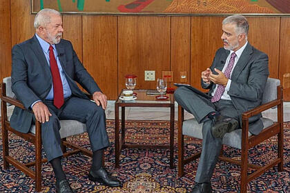 Lula e kennedy alencar, sentados lado a lado, em trecho do é notícia, da redetv!