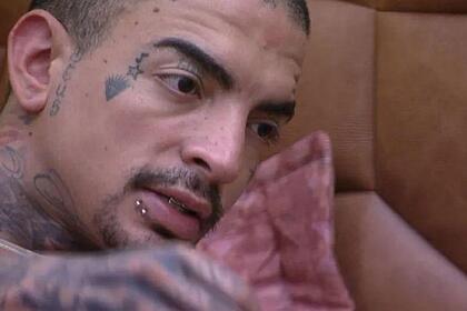 MC Guimê deitado na cama do Quarto Deserto