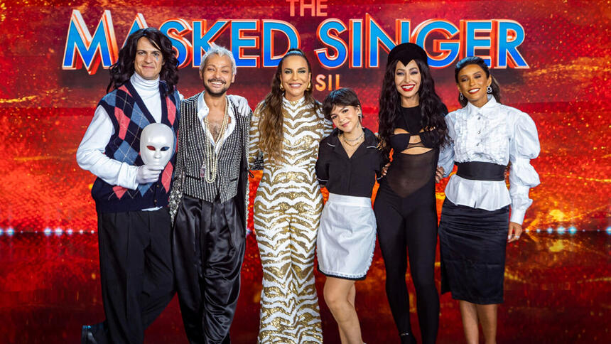 Mateus Solano, Eduardo Sterblitch, Ivete Sangalo, Sabrina Sato, Tais Araujo e Mel Maia, em foto posada no estúdio do The Masked Singer Brasil