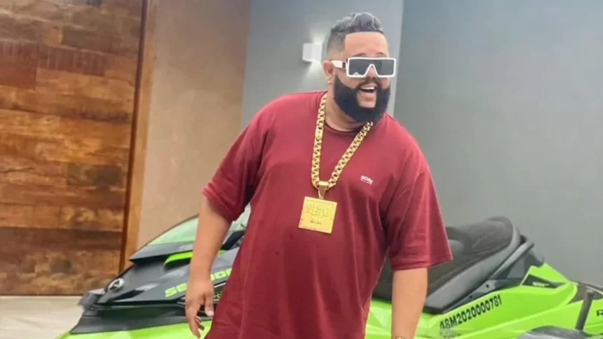 Neto LX em trecho de um clip, na frente de um carro