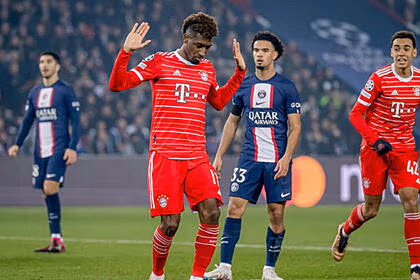Trecho do jogo entre psg e bayern de munique, com jogadores dos dois times em campo