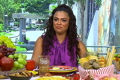 Paula sentada na mesa de café da manhã do Mais Você