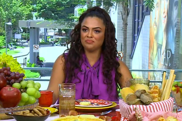 Paula sentada na mesa de café da manhã do Mais Você