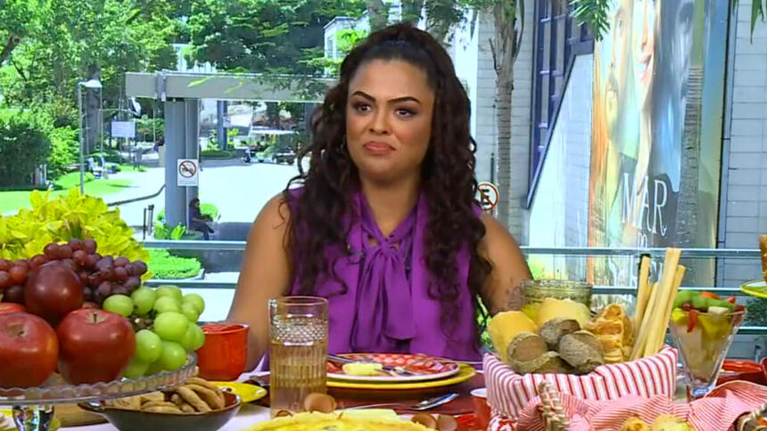 Paula sentada na mesa de café da manhã do Mais Você