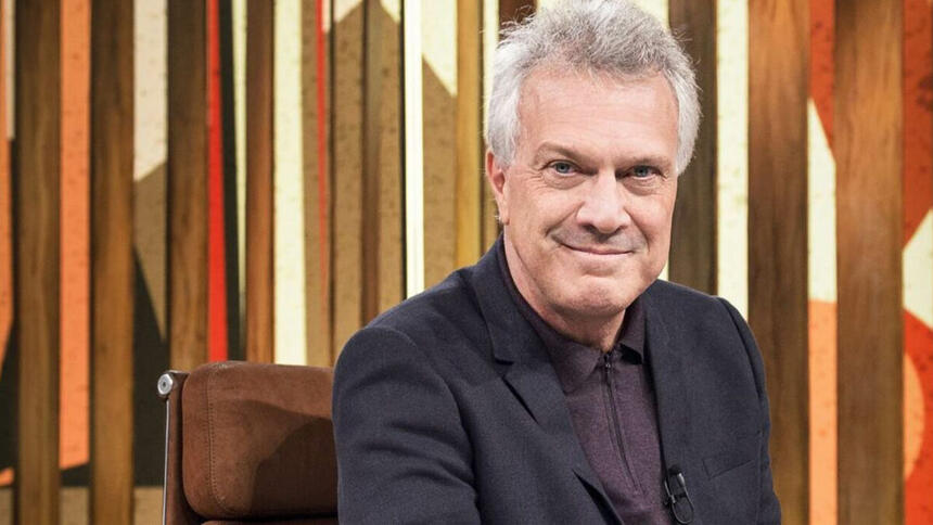Pedro Bial na bancada do estúdio antigo do Conversa com Bial