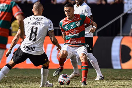 Jogadores de corinthians e portuguesa em campo, disputando bola, pelo jogo do paulistão 2023