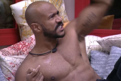 Ricardo Camargo sem camisa, com semblante de bravo, deitado no sofá do BBB 23