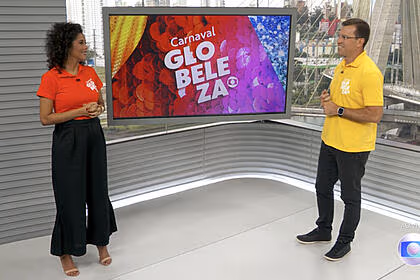 Rodrigo bocardi e aline midlej no estúdiod a tv globo apresentando a apuração do carnaval sp