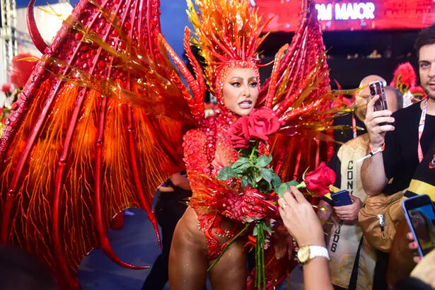 Sabrina Sato com fantasia de Dragão de São Jorge para o desfile da Gaviões da Fiel