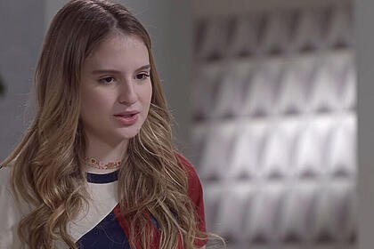 Sophia valverde, como poliana vestida de uniforme de escola, em trecho da novela poliana moça