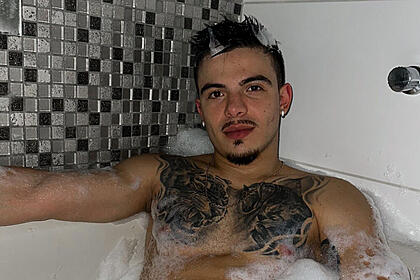 Thomaz costa na banheira onde postou nude