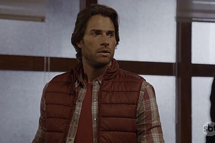 Ator sebastián rulli, como o personagem santiago, em trecho da novela três vezes ana, no sbt