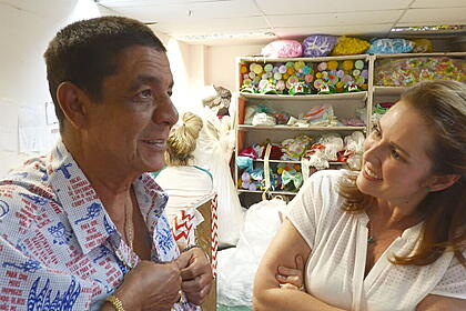 Zeca Pagodinho com camisa estampada em frente a Renata Capucci durante entrevista para o Fantástico, da TV Globo