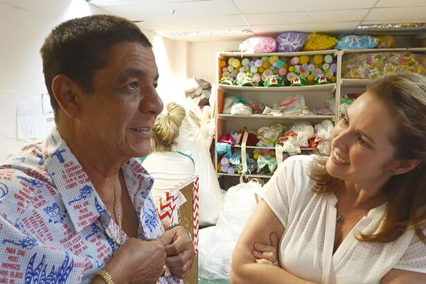 Zeca Pagodinho com camisa estampada em frente a Renata Capucci durante entrevista para o Fantástico, da TV Globo