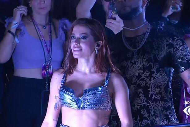 Anitta passando pelo camarote do Band Folia