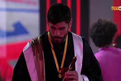 Antonio Cara de Sapato comendo na festa do líder no BBB 23