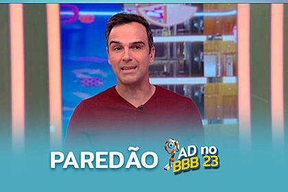 Tadeu Schmidt no cenário do BBB 23 anunciando a formação do Paredão