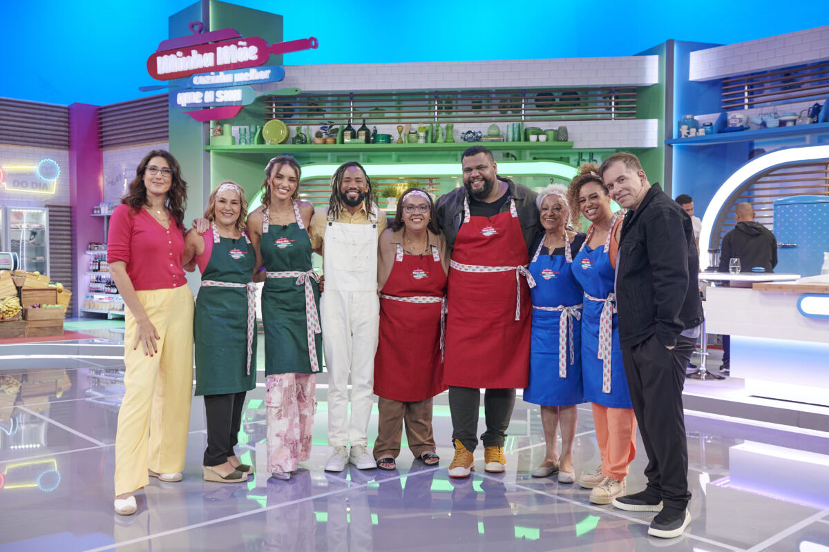 Rafa Kalimann, John Drops, Karine Alves e suas mães no estúdio do Minha Mãe Cozinha Melhor que a Sua