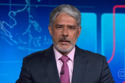 William Bonner sentado na bancada do Jornal Nacional